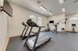 Resort Gym - Perfect 6-bedroom house with games in welcoming Davenport (Davenport)