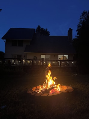 A house with a fire pit in the front yard. - Charming 3-bedroom house in peaceful Monson (Monson)