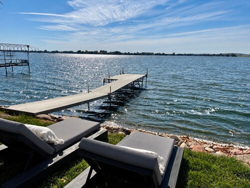 Cozy home: waterfront w/beach on Lake Madison.  4bd/2baths sleeps 8 comfortably