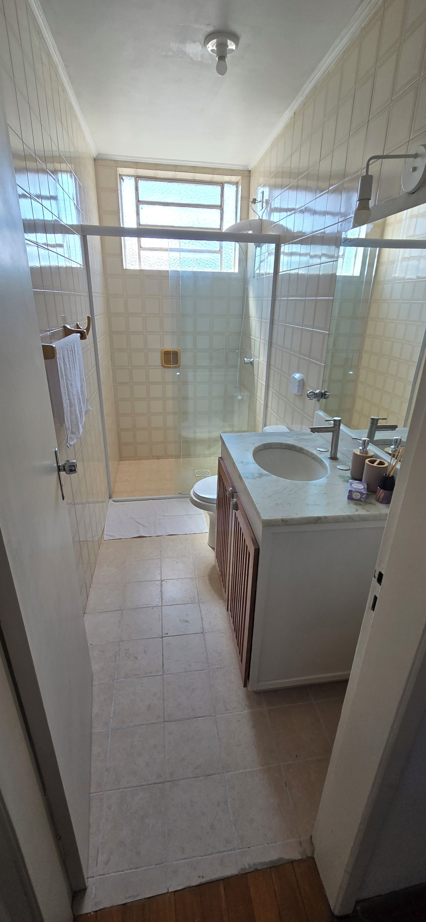 Ein Badezimmer mit Dusche, Toilette und Waschbecken.