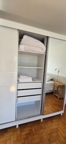 Excellent location near Medianeira. 2 bedrooms, parking and Starlink.