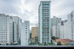 Ein Hochhaus mit mehreren Balkonen und modernem architektonischen Design.