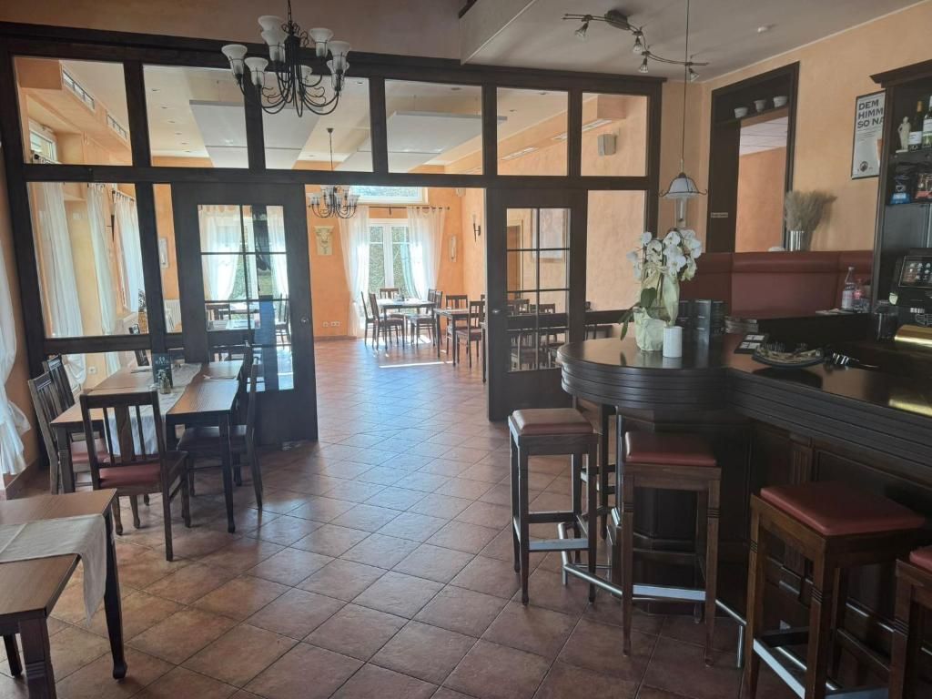 Un restaurant doté d’un bar, de tables et de chaises.