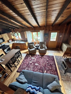 Ein Ferienhaus-Innenraum mit Essbereich, Küche und Sitzgelegenheiten.