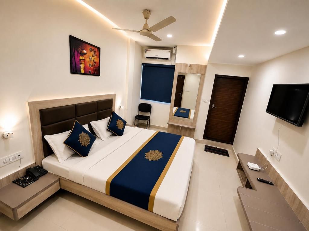 Una habitación de hotel moderna con una cama grande, una mesita de noche y un área de escritorio.