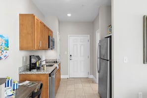 Private kitchen - Riverfront King Condo | Pool + Southport (Southport)