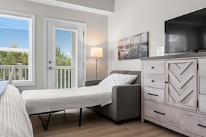 Room - Riverfront King Condo | Pool + Southport (Southport)