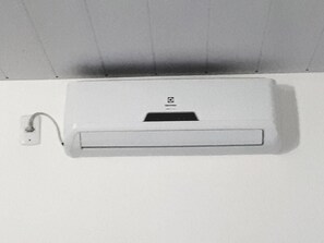 Un equipo de aire acondicionado blanco montado en la pared.