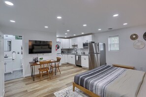 A compact living space with a kitchenette, a dining area, and a bed. - Pittsburgh, Millvale 3 Cozy Studio Apartment with Parking (Pittsburgh)