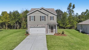 Wide driveway with space for up to 4 vehicles - Courtside Manor, 5BR Across from Berry Tennis (Rome)