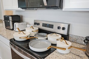 Stocked with pots, pans, and cooking essentials so you can pack light - Courtside Manor, 5BR Across from Berry Tennis (Rome)