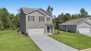 Easy arrival with a wide driveway in a quiet, newer neighborhood - Courtside Manor, 5BR Across from Berry Tennis (Rome)