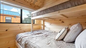 Een stapelbed met uitzicht op een gebouw.