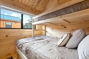 Een stapelbed met uitzicht op een gebouw.