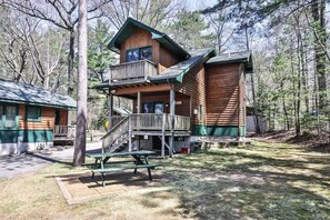A cabin with a balcony, a covered porch, and a picnic table. - Private Full Rec Lake Launch & Dock! Free Firewood (Eagle River)