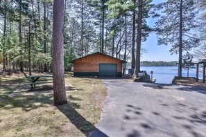 A cabin with a garage, surrounded by a forest and a lake. - Private Full Rec Lake Launch & Dock! Free Firewood (Eagle River)