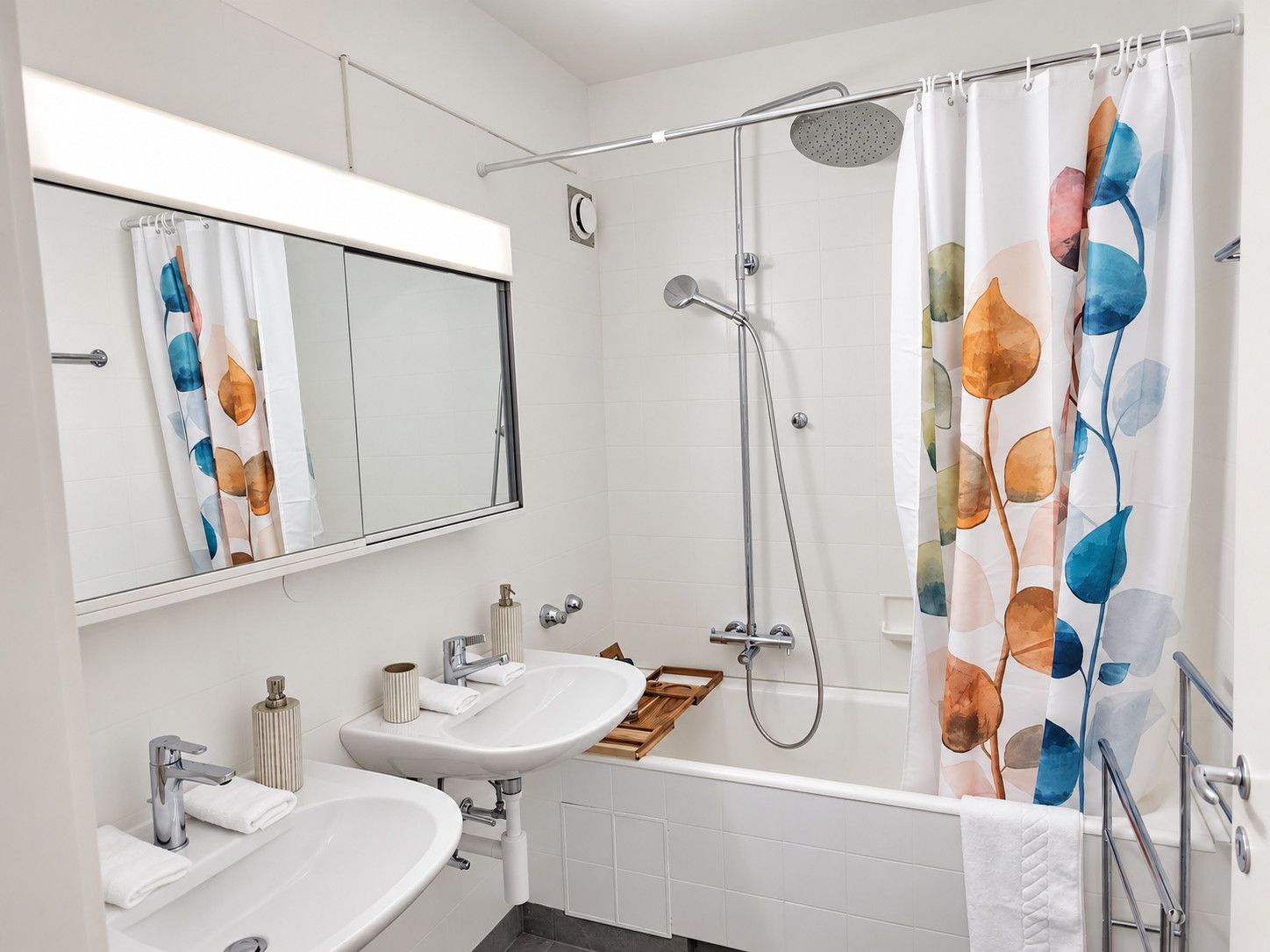 Une salle de bain moderne avec deux lavabos, une douche et une baignoire.