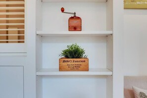A shelf with a vintage coffee grinder and a wooden planter with a label. - VY6 - Stylish 1-Bed Flat Near Borough (London)