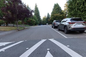 A street with parked cars and a pedestrian crossing. - Peaceful 5-bedroom house with AC in beautiful Lynnwood (Lynnwood)
