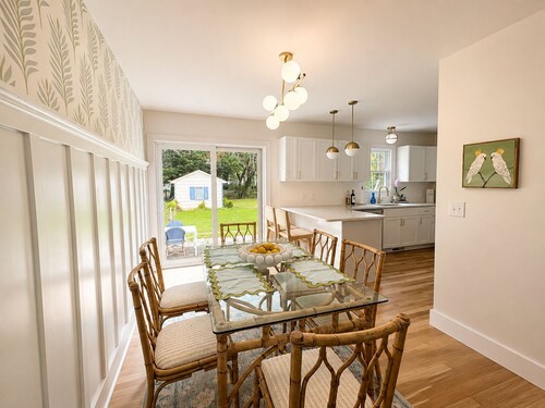 Adorable cottage: Mid Century interior with unique features and modern updates.
