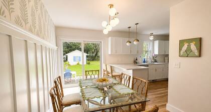 Adorable cottage: Mid Century interior with unique features and modern updates.