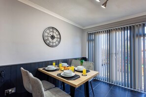 Dining - Spacious 3-Bed Home, Free Parking, Fast WiFi, close to Nottingham City Hospital (Nottingham)