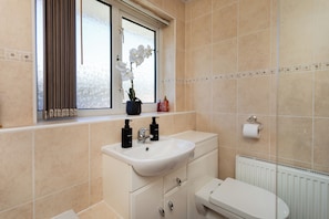 Bathroom - Spacious 3-Bed Home, Free Parking, Fast WiFi, close to Nottingham City Hospital (Nottingham)
