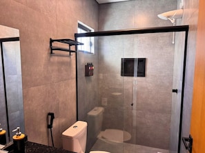 A modern bathroom with a glass-enclosed shower, a toilet, and a sink. - Smart Hotel (Taguatinga Sul)