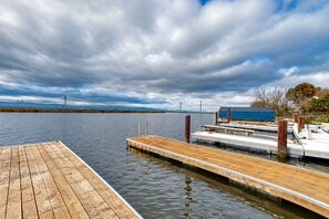 A wooden dock extending into calm water with a clear sky above. - Peace at the River -Private Dock, Games, & FirePit (Bethel Island)