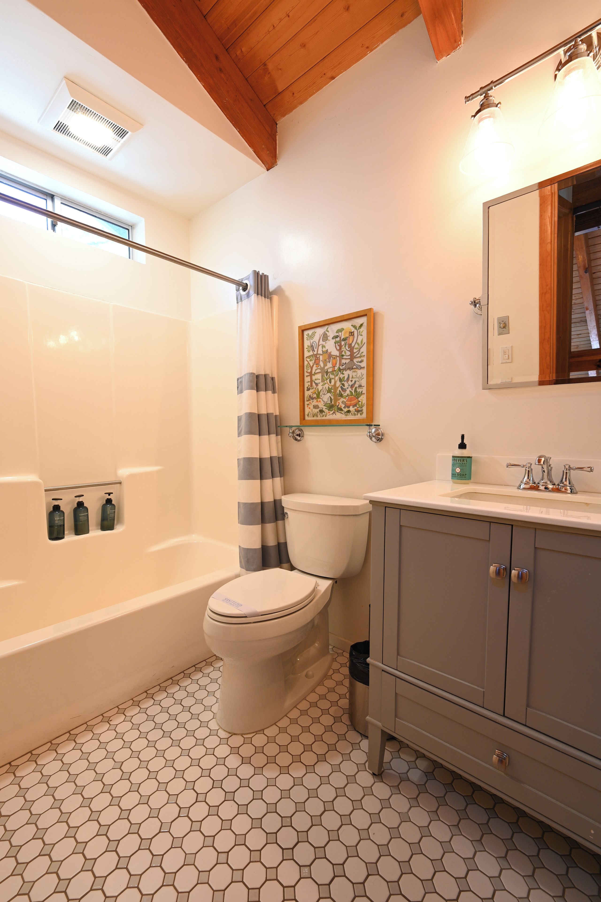 Ein Badezimmer mit Badewanne, Toilette und Waschtisch.