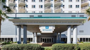 Een Wyndham vakantie-eigendom resort met een modern architecturaal ontwerp, met een overdekte ingang en meerdere balkons.