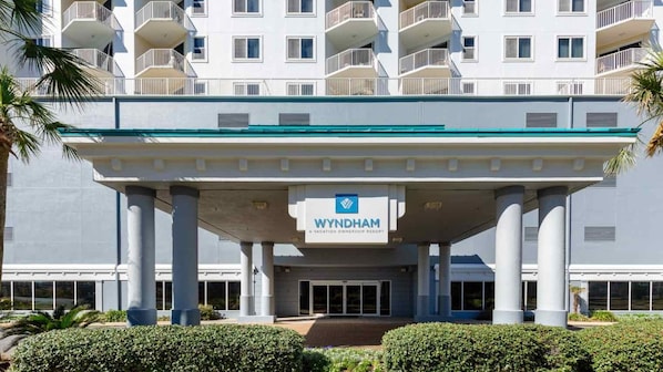 Et Wyndham ferieejers resort med moderne arkitektur, inklusive en overdækket indgang og flere balkoner.