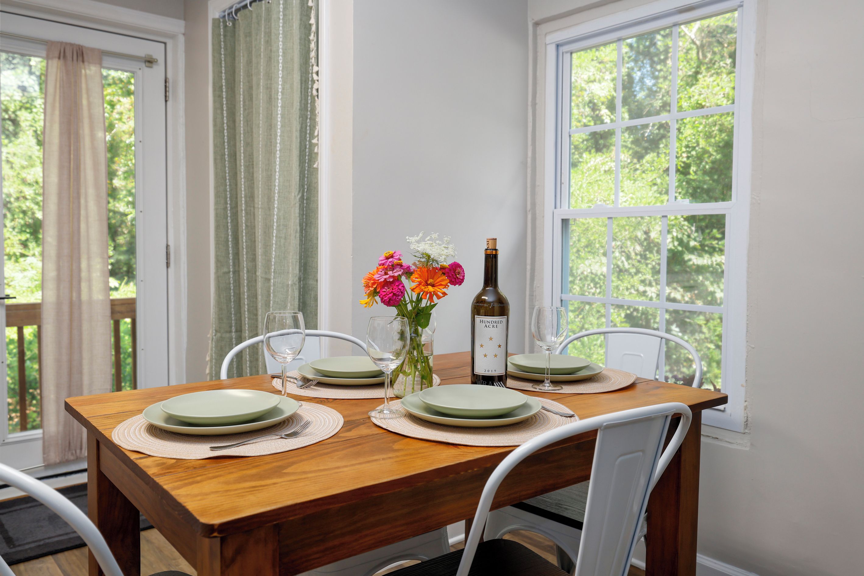 Dining Area w/ seating for 4