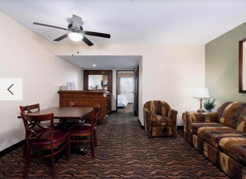 Spacious 9-bedroom hotel suites in gorgeous Abilene with AC and fitness room