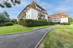 A residential building with a paved driveway and well-maintained lawns. - Gabions - Proche plage - Balcon (Villers-sur-Mer)