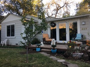 A single-story house with a porch, a small garden, and a number '807' on the door. - Libby Rock 'n' Roll Room walk to the bowl. Decorated in family rock memorabilia (Ojai)