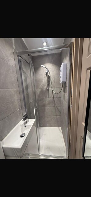 Bathroom - Burton House|4 Bed|Sleeps8|Private Parking (Wool)