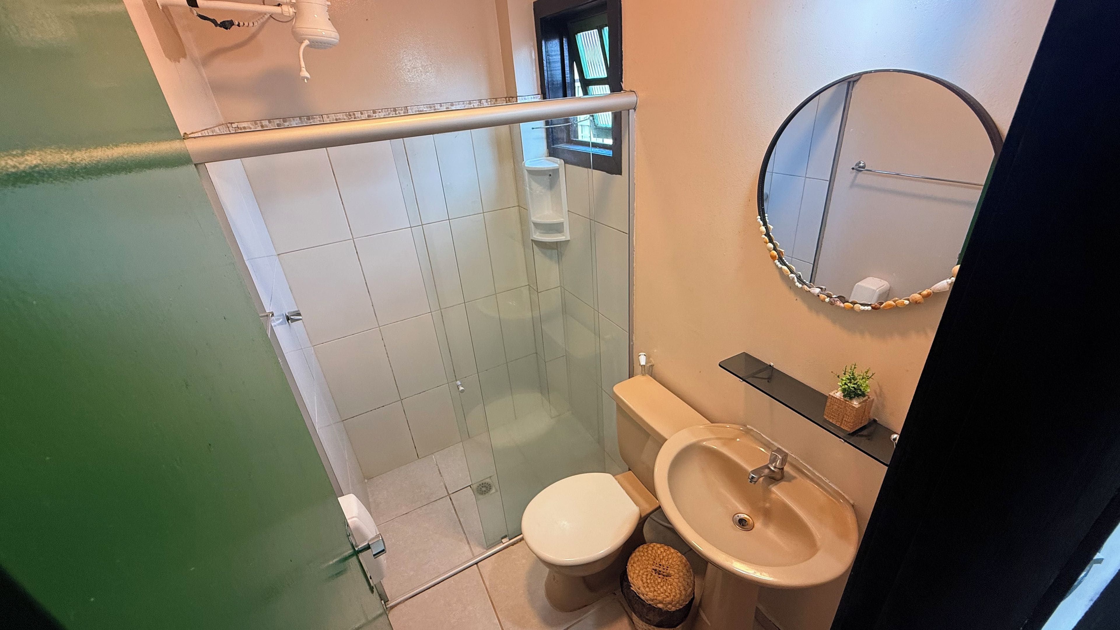 Ein Badezimmer mit Toilette, Waschbecken und einer Duschkabine.