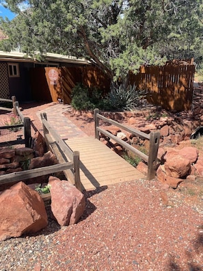 A wooden bridge leading to a building with a sign that reads 'Getaway.' - <5min walk to trailhead, quiet escape w/ hot tub (Sedona)