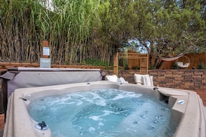 A hot tub with a wooden deck and a hammock. - <5min walk to trailhead, quiet escape w/ hot tub (Sedona)