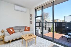 Throw the doors open to the sun in summer, then settle in warm by the heat pump when the southerly comes through - City-side Riccarton, Walk to Mall - Matai St West (Riccarton)