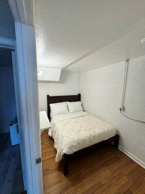 Room - The Grateful Trail House- Weir Tranquil 1 bdrm apartment with AC in Cumberland (Cumberland)