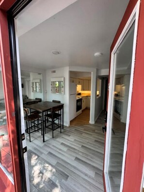 Outdoor dining - The Grateful Trail House- Weir Tranquil 1 bdrm apartment with AC in Cumberland (Cumberland)