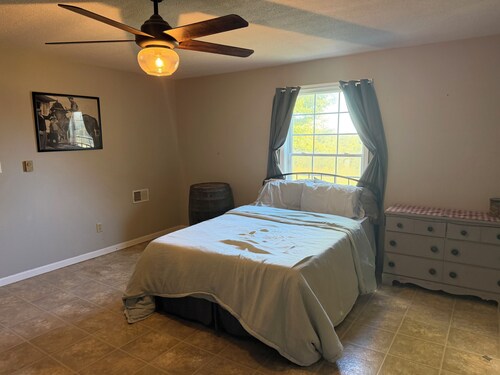 Quiet 1-bedroom farmhouse with AC in charming Pleasureville