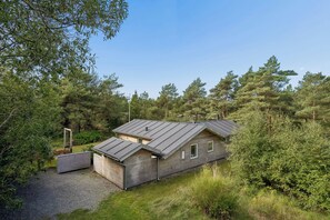 A modern house with a sloped roof, surrounded by dense forest. - Holiday home near the beach on Rømø (Rømø)