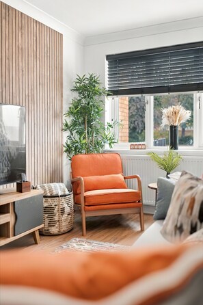 Bright, cozy lounge with stylish decor and warm natural touches - Cambridge home with parking & garden (Cambridge)