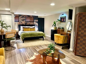 Une chambre à coucher moderne avec un lit, des tables de chevet, un bureau et une chaise.