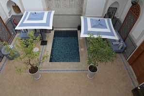 حمام سباحة