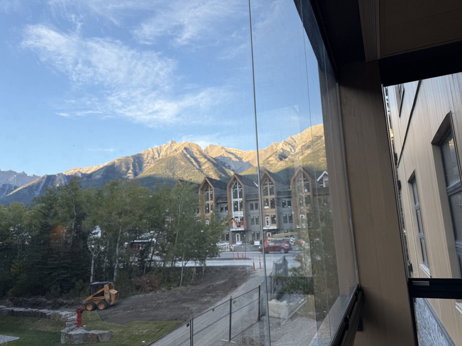 Vista de montaña con un edificio en primer plano.