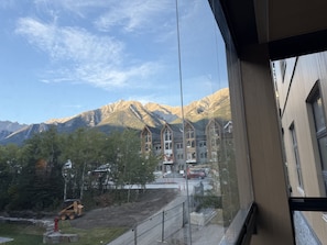 Vista de montaña con un edificio en primer plano.